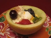 Melone gefüllt mit Sommerfrüchten, Eis und Zimtsahne - Rezept