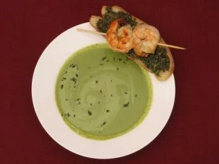 Rezept: Erbsen-Minze-Cremesuppe mit Scampi Erbsen-Minze-Cremesuppe mit Scampi - Rezept