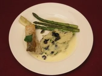Rezept: Zanderfilet mit Riesling-Schaum auf Kartoffel-Oliven-Püree Zanderfilet mit Riesling-Schaum auf Kartoffel-Oliven-Püree - Rezept