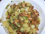 Kartoffel-/Pfifferlingsalat - solo zu genießen oder mit einem Stück Fleisch nach Wahl - Rezept