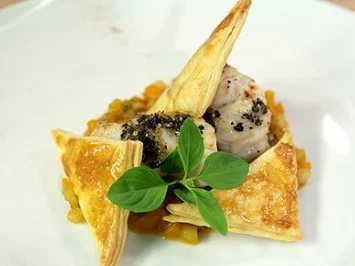 Rezept: Seeteufel in der Pfefferkruste mit Mangochutney und Blätterteig Seeteufel in der Pfefferkruste mit Mangochutney und Blätterteig - Rezept