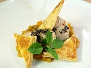 Seeteufel in der Pfefferkruste mit Mangochutney und Blätterteig - Rezept