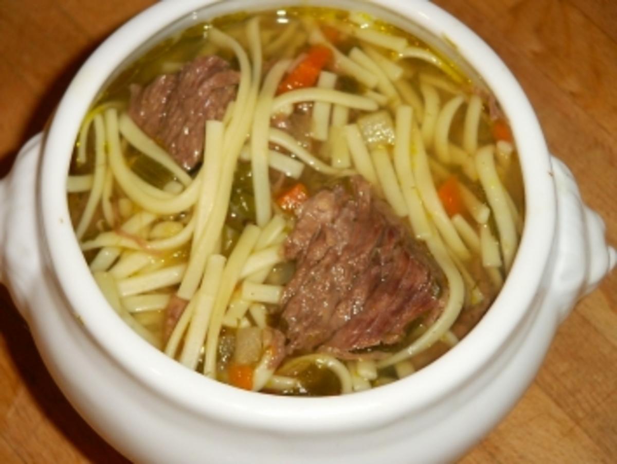 Rindfleischsuppe mit Suppengemüse und Rindfleisch vom Bug - Rezept mit