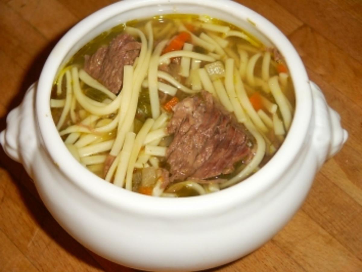 Rindfleischsuppe mit Suppengemüse und Rindfleisch vom Bug - Rezept mit ...