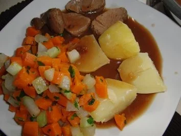 Schwein : Filettöpfchen mit Möhren und Kohlrabi, serviert mit Kartoffeln - Rezept - Bild Nr. 4