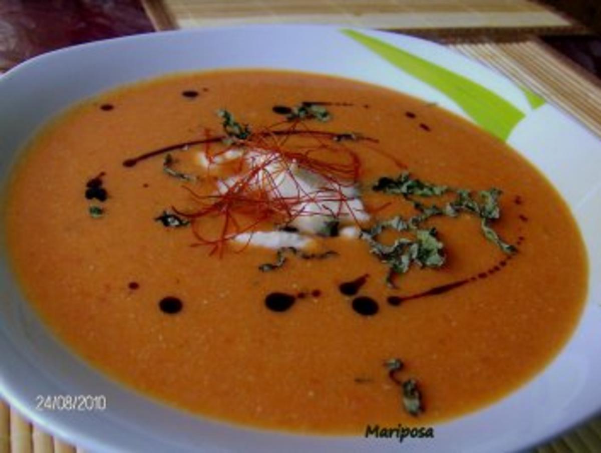 Tomatencremesuppe mit Mozarellawürfeln und Basilikumstreifen - Rezept - Bild Nr. 2