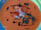 Tomatencremesuppe mit Mozarellawürfeln und Basilikumstreifen - Rezept