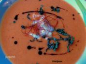 Tomatencremesuppe mit Mozarellawürfeln und Basilikumstreifen - Rezept