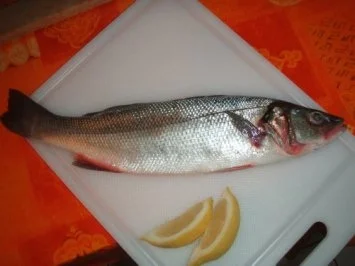 Wolfsbarsch nach Müllerinart und Salat - Rezept