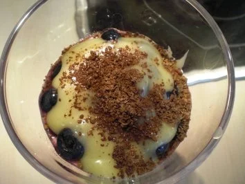 Orangenblütencreme mit Heidelbeeren und zweierlei Schokoladen-Haube - Rezept - Bild Nr. 2