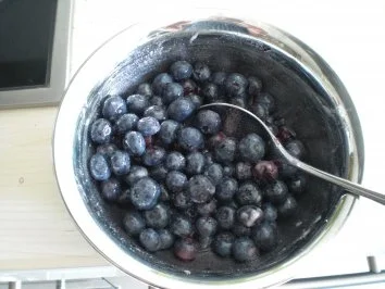 Orangenblütencreme mit Heidelbeeren und zweierlei Schokoladen-Haube - Rezept - Bild Nr. 3