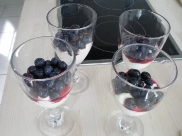 Orangenblütencreme mit Heidelbeeren und zweierlei Schokoladen-Haube - Rezept - Bild Nr. 5