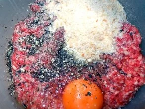 Rindsbouletten mit Tomaten-Chili-Rahmsauce - Rezept - Bild Nr. 3