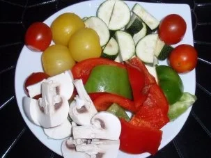 Hähnchenbrust im Schinkenmantel und buntem Ofengemüse - Rezept - Bild Nr. 4