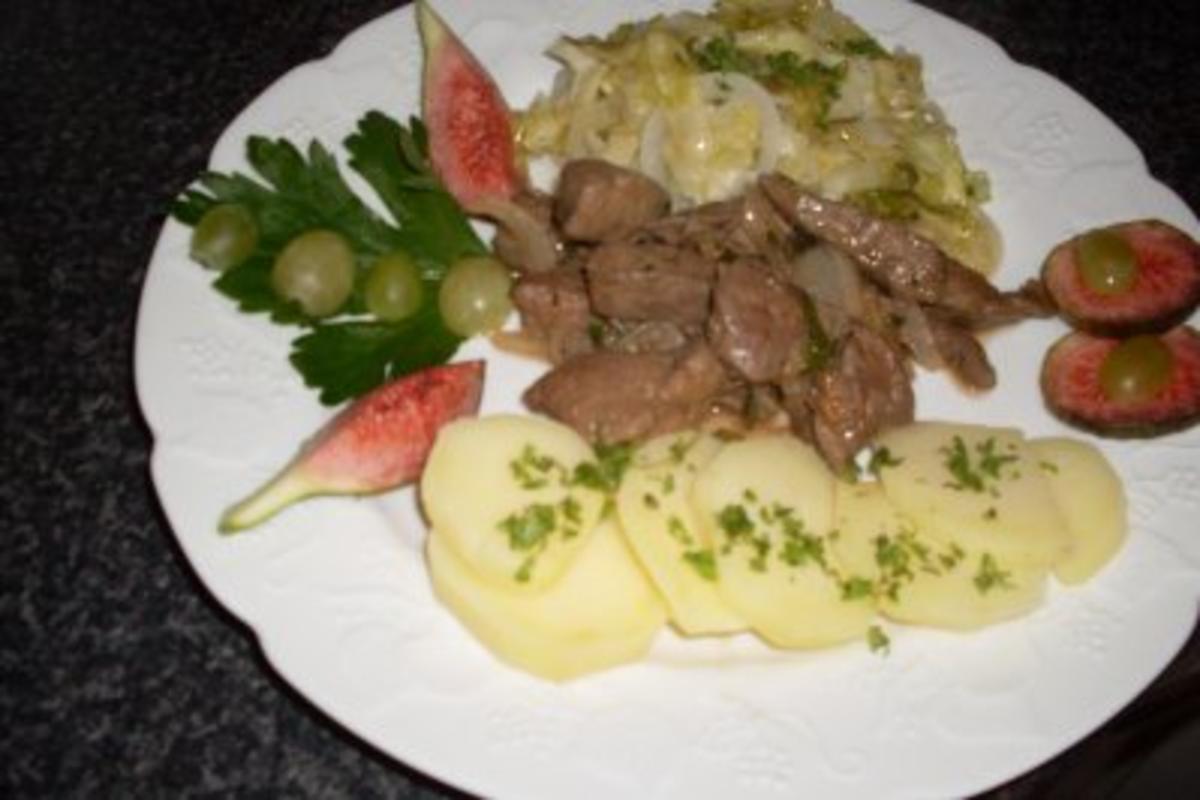 Bilder für Kalbsleberstreifen in Feigen-Portwein-Sauce mit Spitzkohl & Kartoffelscheiben - Rezept