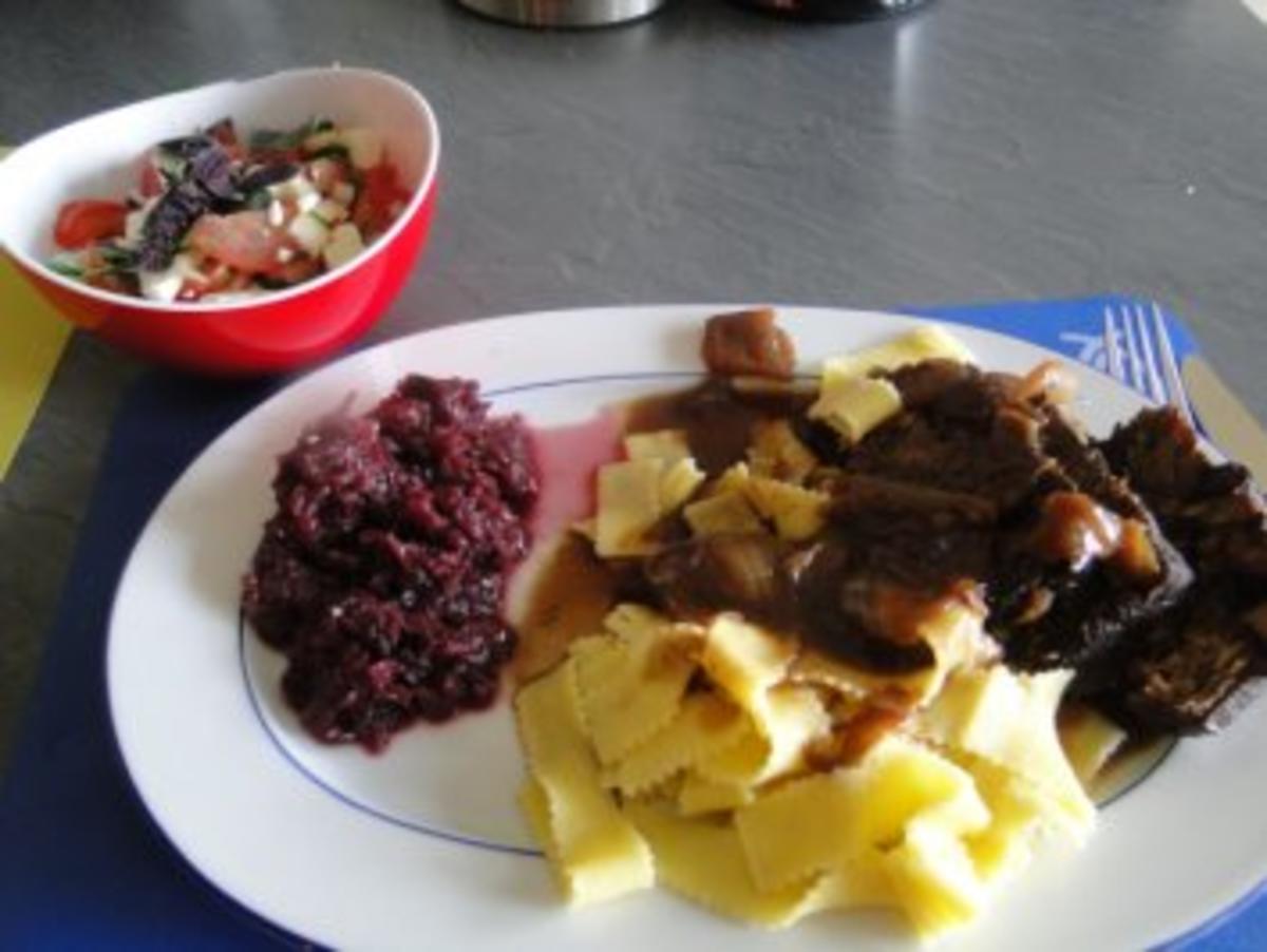 Bilder für Rinderbraten (Bug) gespickt mit Knoblauch - Rezept