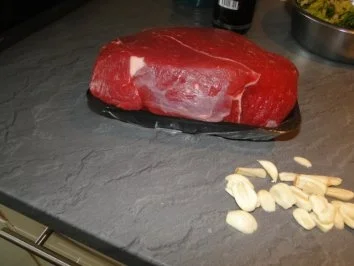 Rezept: Rinderbraten (Bug) gespickt mit Knoblauch Bild Nr. 3 Rinderbraten (Bug) gespickt mit Knoblauch - Rezept - Bild Nr. 3