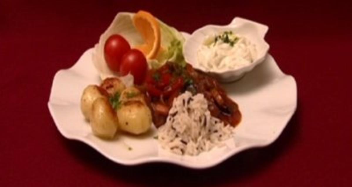 Bilder für Rinderfilet Stroganoff mit Reis und süß-saurem Gurkensalat (Judith & Mel) - Rezept