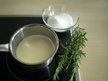 Rosmarin-Pancake mit Calvados-Kompott und Rosmarin-Joghurt-Eis - Rezept - Bild Nr. 2