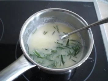 Rosmarin-Pancake mit Calvados-Kompott und Rosmarin-Joghurt-Eis - Rezept - Bild Nr. 3