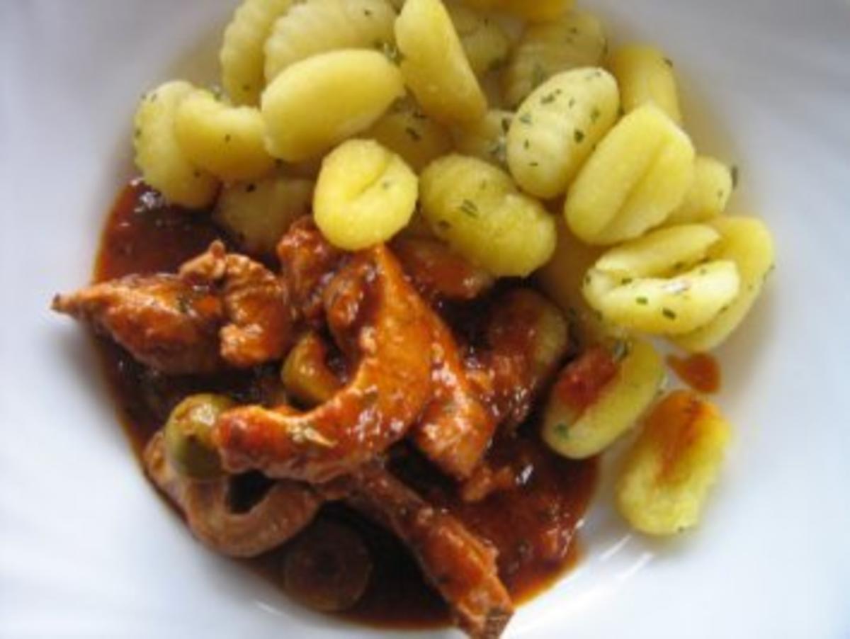 Putenstreifen in Tomaten-Oliven-Soße an Gnocchi - Rezept - kochbar.de