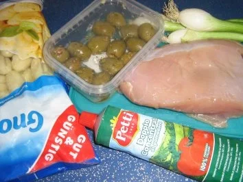 Putenstreifen in Tomaten-Oliven-Soße an Gnocchi - Rezept - Bild Nr. 2