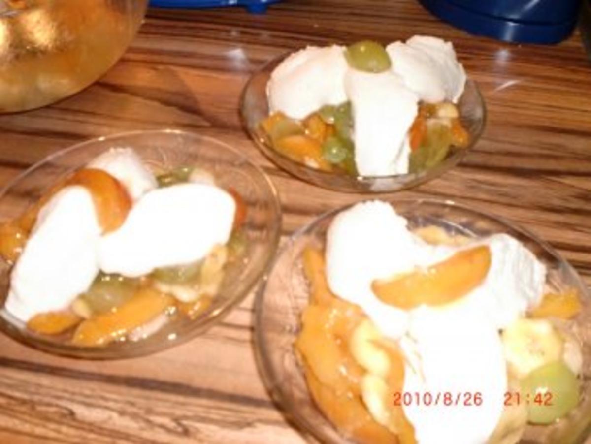 Dessert: Mazipansahne Nocken auf Cachaca Obstsalat - Rezept