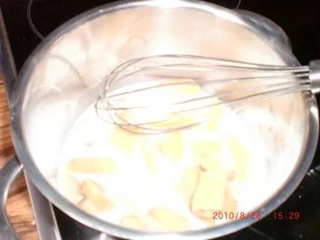 Rezept: Dessert: Mazipansahne Nocken auf Cachaca Obstsalat Bild Nr. 4 Dessert: Mazipansahne Nocken auf Cachaca Obstsalat - Rezept - Bild Nr. 4