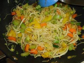 Gemüse : Gemüsepfanne mit Sprossen und Glasnudeln - Rezept - Bild Nr. 2