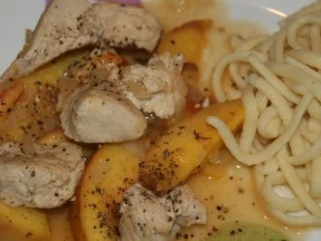 Rezept: Gelügel: Pfirsich-Pfeffer-Gulasch Gelügel: Pfirsich-Pfeffer-Gulasch - Rezept
