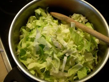 Spitzkohl a la Bayrisch Kraut mit Bratwurst - Rezept - Bild Nr. 4