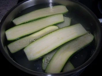 Rezept: Gefüllte Zucchini - kalorienarm Bild Nr. 2 Gefüllte Zucchini - kalorienarm - Rezept - Bild Nr. 2