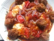 Jägerklöschen mit einer scharfen Paprika-Soße - Rezept