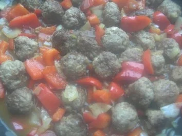 Jägerklöschen mit einer scharfen Paprika-Soße - Rezept - Bild Nr. 7