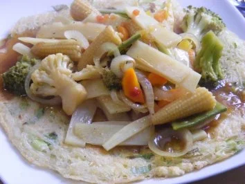 Rezept: Süßsaures Gemüse auf Nudel-Pfannkuchen Süßsaures Gemüse auf Nudel-Pfannkuchen - Rezept