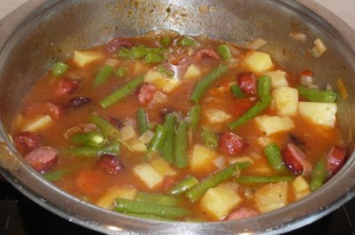Eintopf: Bohnen, Kartoffeln, Tomaten und Schinkenknacker - Rezept
