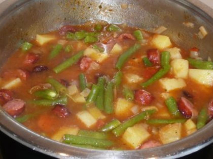 Eintopf: Bohnen, Kartoffeln, Tomaten und Schinkenknacker - einfach ...