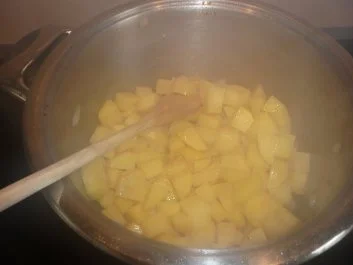 Eintopf: Bohnen, Kartoffeln, Tomaten und Schinkenknacker - Rezept - Bild Nr. 2