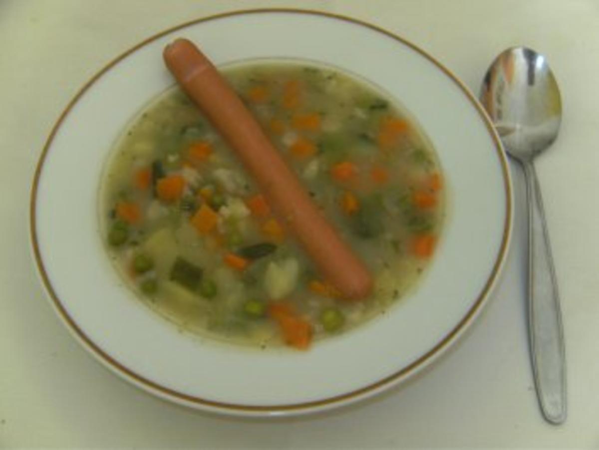 SUPPE - Uta's Gemüsesuppe mit Wiener - Rezept