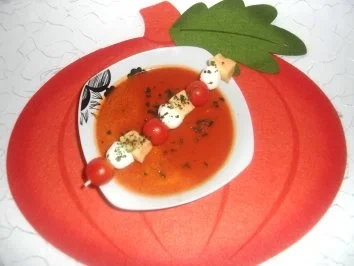 Rezept: Scharfe Tomatensuppe mit Netzmelone Scharfe Tomatensuppe mit Netzmelone - Rezept
