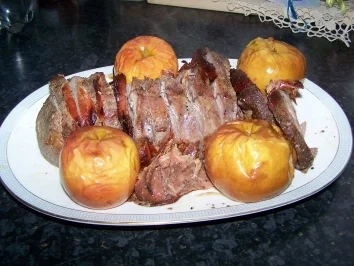 Hirschrücken mit Bratäpfeln an Hagebuttensauce - Rezept