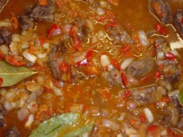 Backofen-Gulasch nach Balkan-Art - Rezept - kochbar.de