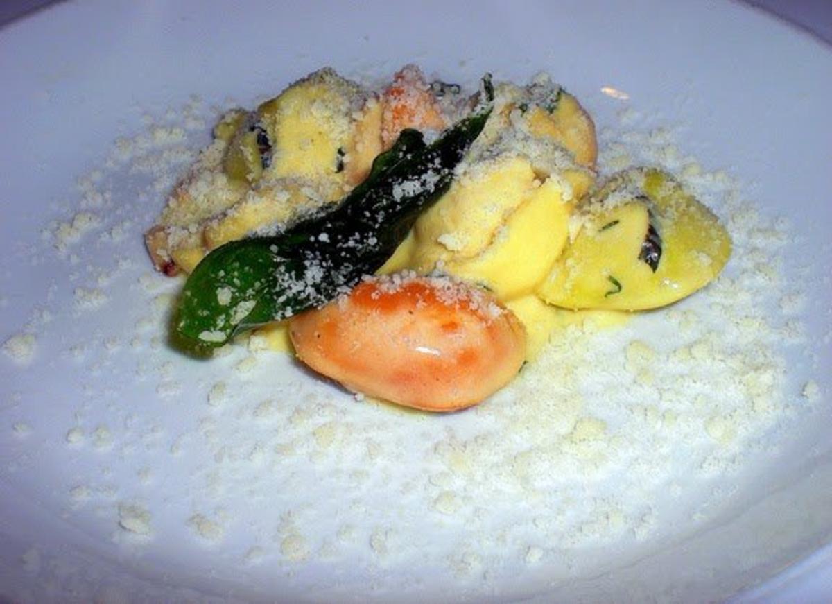 Tortellini auf Parmesanbett mit geröstetem Salbei und Trüffel - Rezept