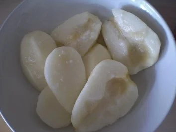 Marinierte Birnen in der Kürbiskern-Sterzmehl-Panade mit Kürbiskernöl und Vanilleeis - Rezept - Bild Nr. 2