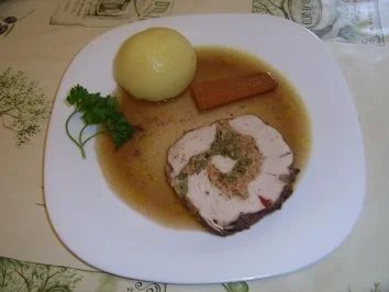 Gespickter Putenrollbraten mit Zwetschgenfüllung - Rezept