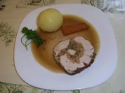 Gespickter Putenrollbraten mit Zwetschgenfüllung - Rezept