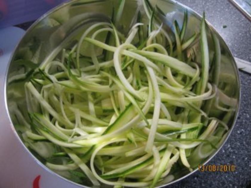 Julienne–Gemüse auf Bandnudeln mit Curry-Sahnesoße - Rezept - kochbar.de