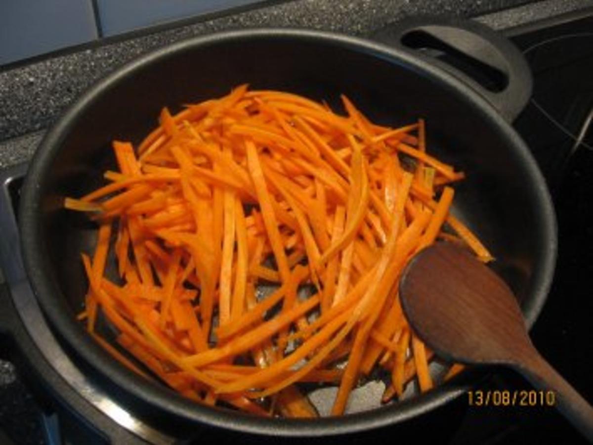 Julienne–Gemüse auf Bandnudeln mit Curry-Sahnesoße - Rezept - kochbar.de