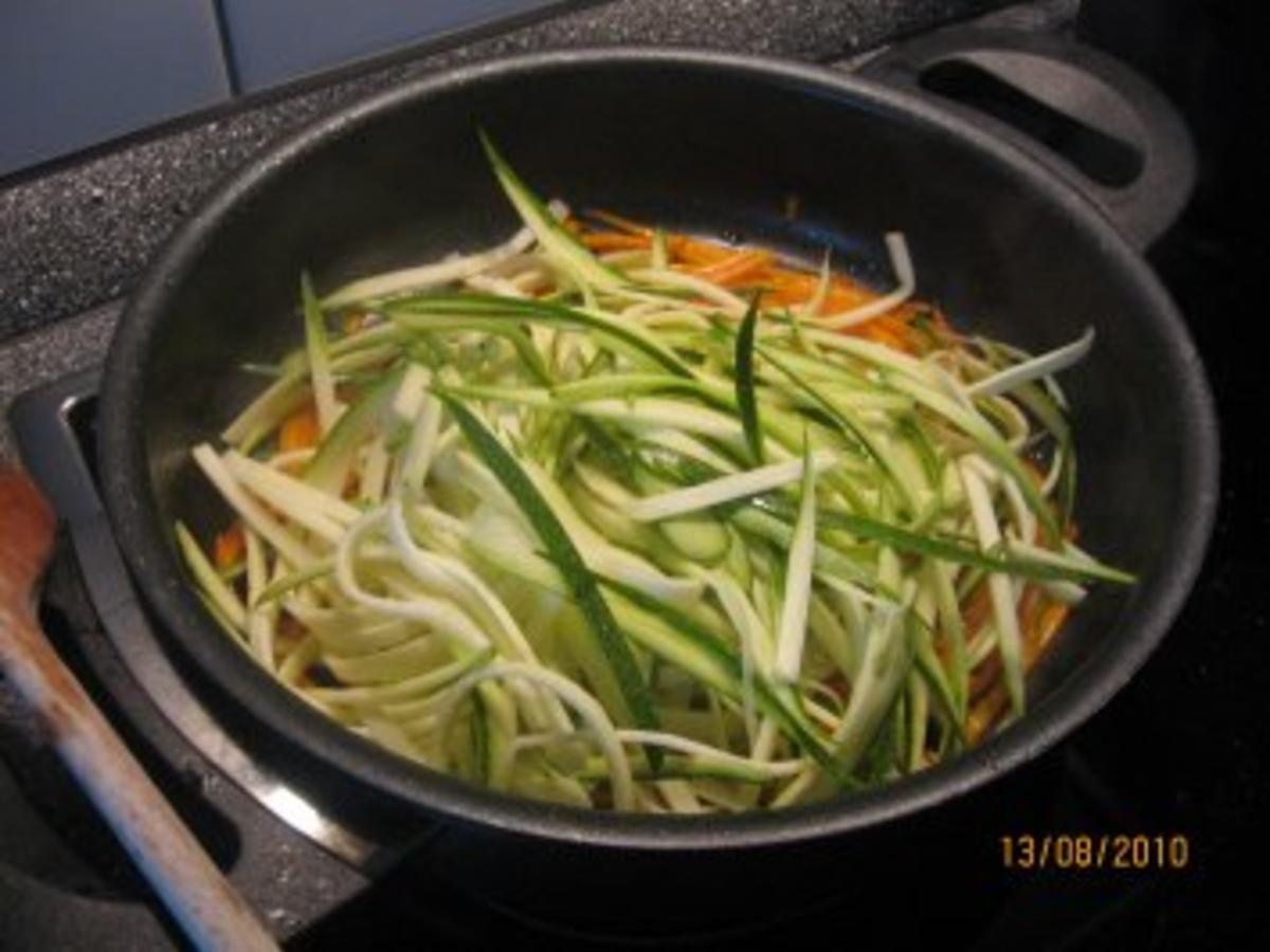 Julienne–Gemüse auf Bandnudeln mit Curry-Sahnesoße - Rezept - kochbar.de