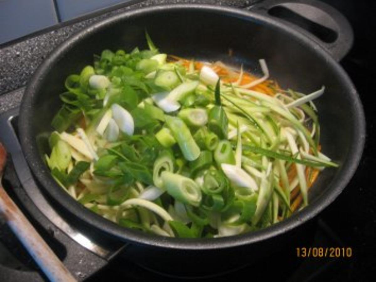 Julienne–Gemüse auf Bandnudeln mit Curry-Sahnesoße - Rezept - kochbar.de